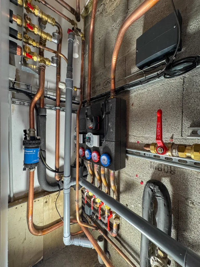 Installation d’une pompe à chaleur air/eau maison individuelle Viessmann par FG Création spécialiste chauffage à Pollionnay (Ouest Lyonnais)