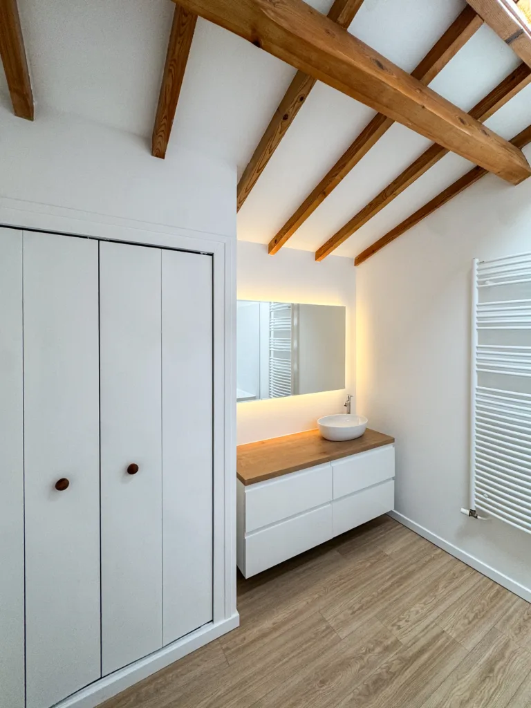 Salle de bain moderne avec baignoire réalisée par des professionnels sur Courzieu (69)