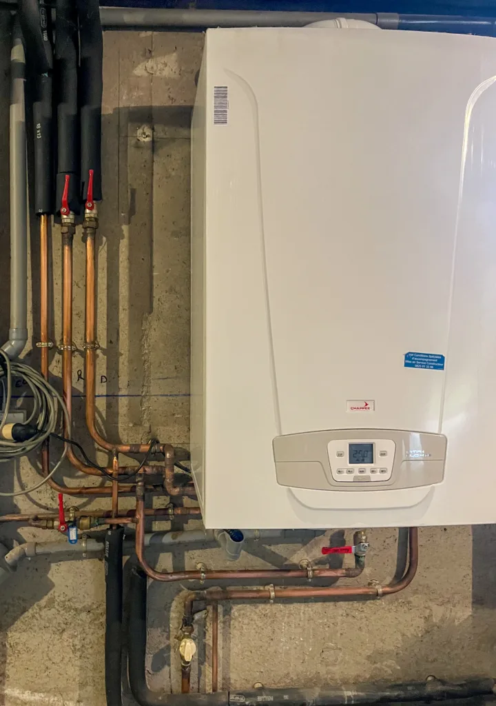 Pose chaudière murale gaz condensation Chappée Initia Duo avec filtre intégré à Craponne (69)