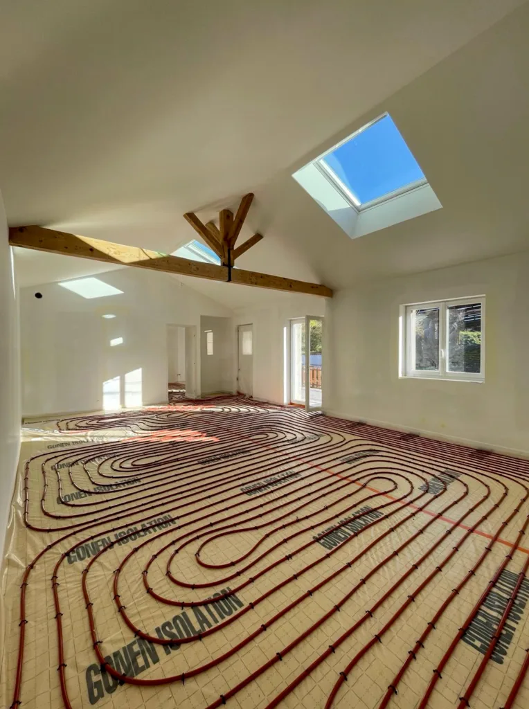 Pose d’un chauffage au sol basse température 91 m² avec pompe à chaleur à Vaugneray, dans l’Ouest lyonnais