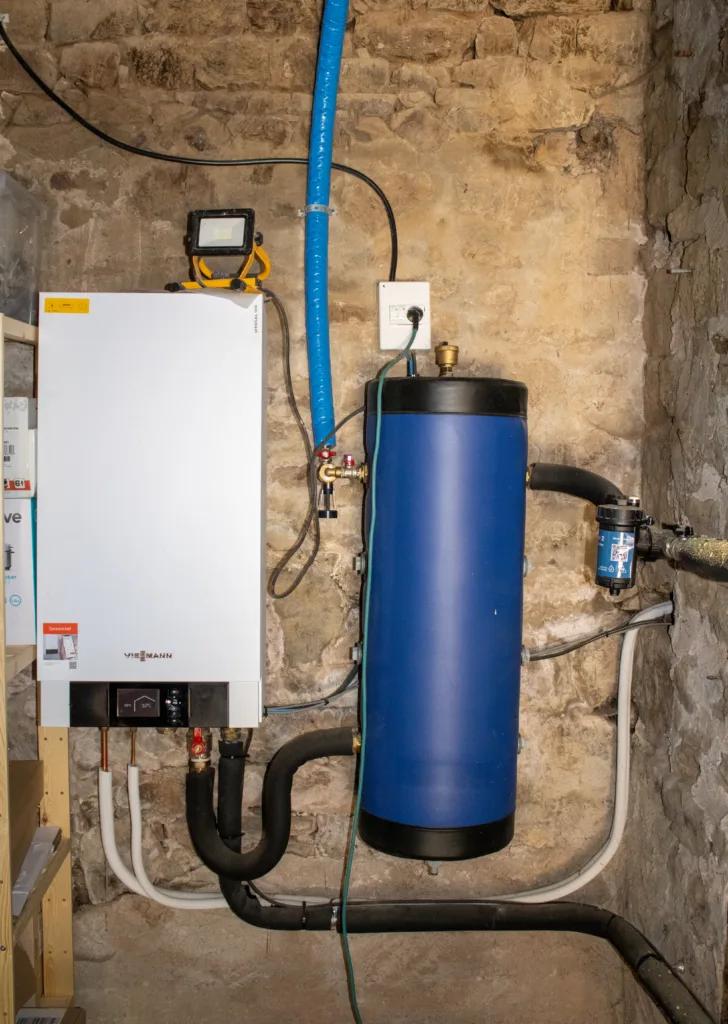 Aménagement d’une chaufferie propre et moderne avec la pompe à chaleur et ses équipements : confort, économies et fiabilité au quotidien.