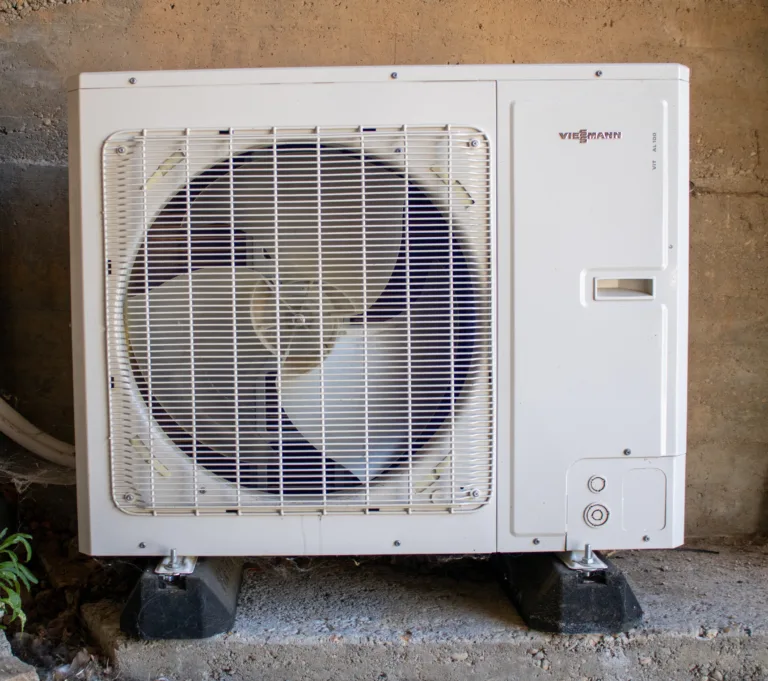 Remplacement d’une vieille chaudière fioul par une pompe à chaleur moderne à Vaugneray (69) : un chauffage plus économique et écologique pour cette maison individuelle.