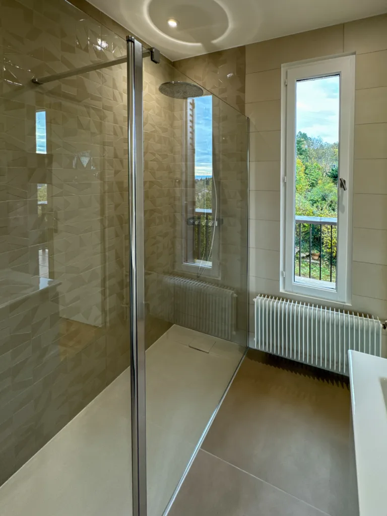 Création d’une salle de bain contemporaine avec rangements et sèche-serviettes à Limonest dans le Rhône