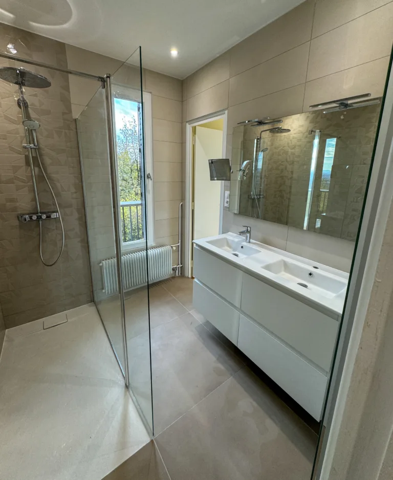 Transformation d’une salle de bain avec douche, meuble double vasque et WC suspendu à Limonest, dans le Rhône