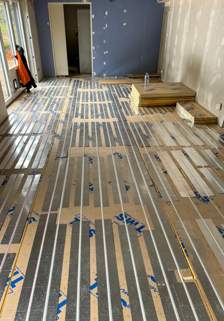 Plancher chauffant sec basse température posé sur deux niveaux à Saint-Genis-Laval