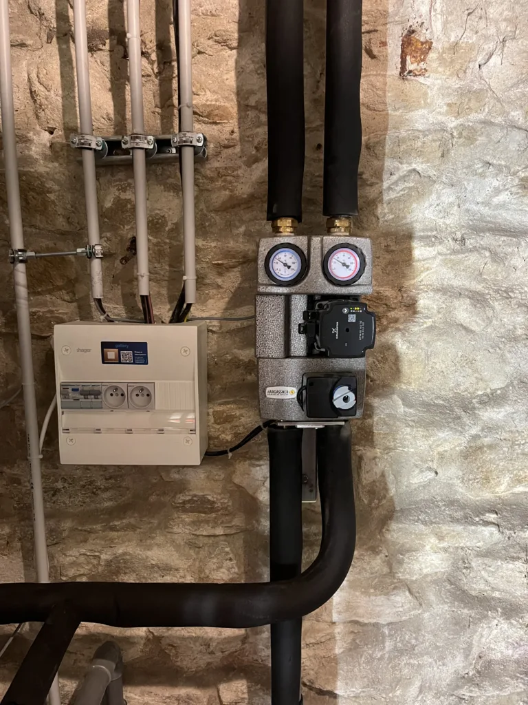 Silo à granulés avec aspiration automatique installé par FG Création à Vaugneray, dans le Rhône