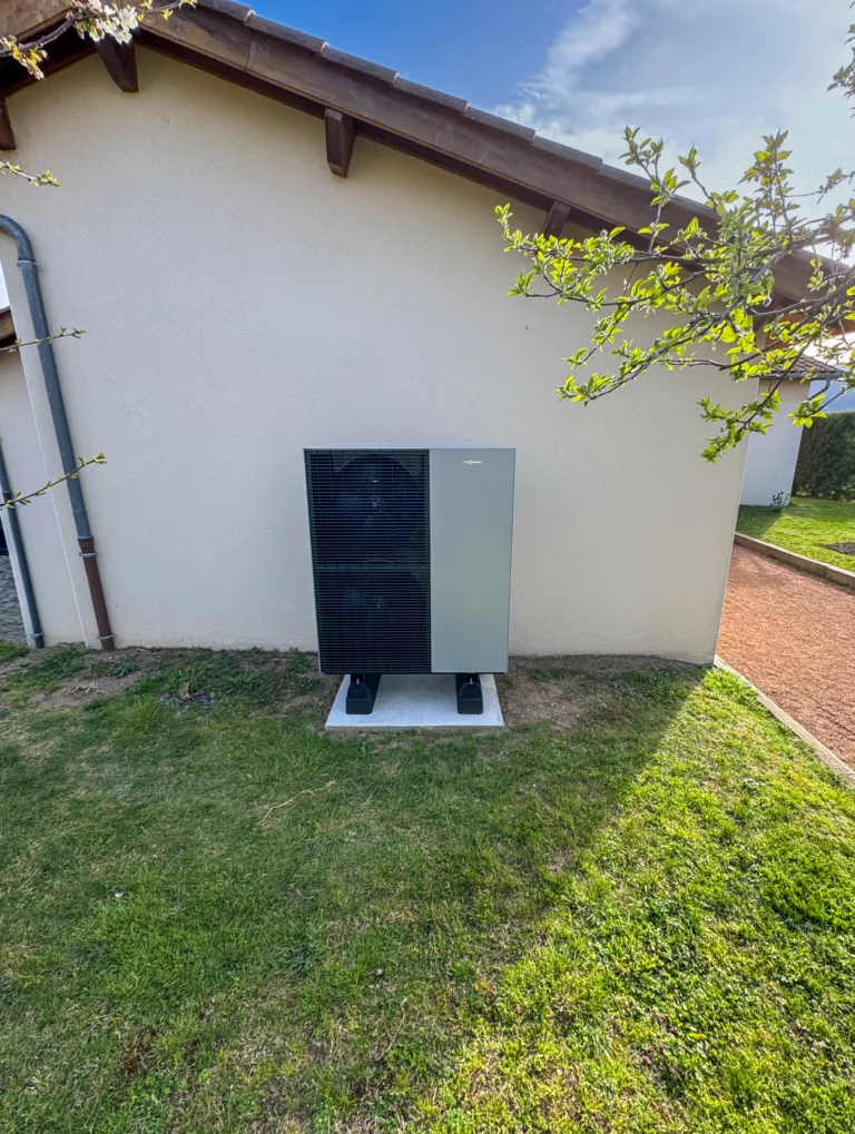 Unité extérieure pompe à chaleur Viessmann monobloc installée par professionnel à Pollionnay (69)