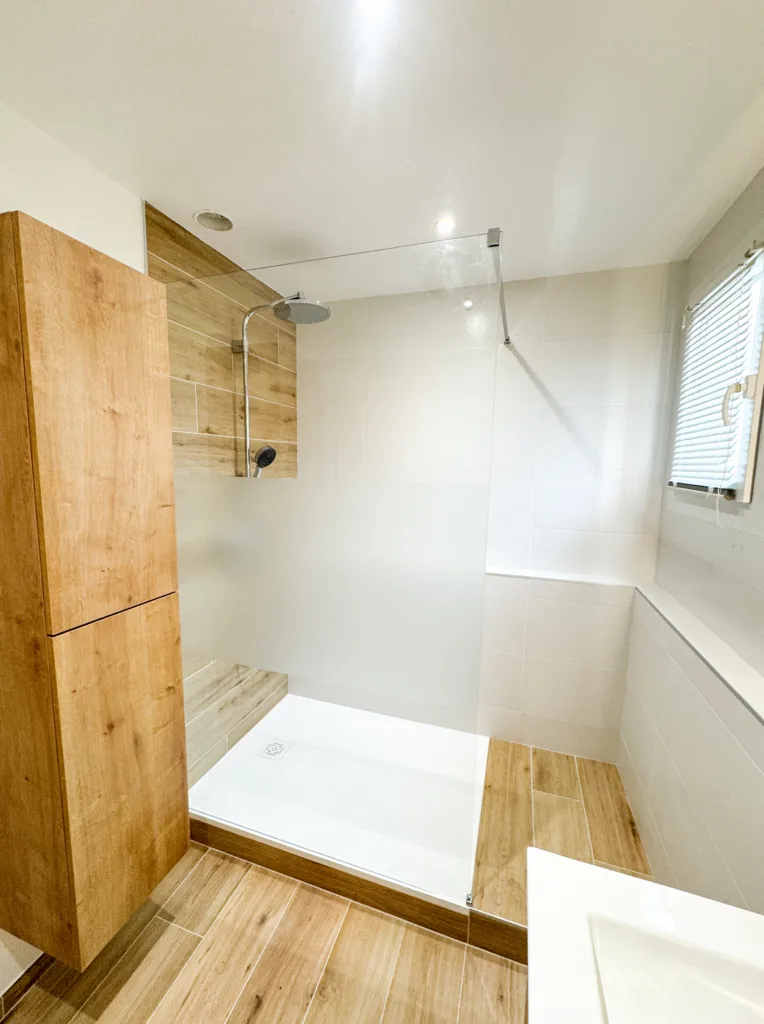 Douche avec receveur imitation pierre et carrelage beige clair dans une salle de bain à Vaugneray (69)