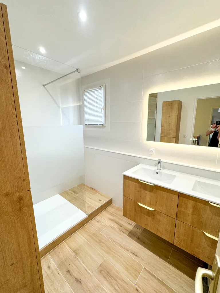 Salle de bain moderne carrelage beige clair et sol imitation bois à Vaugneray (69)