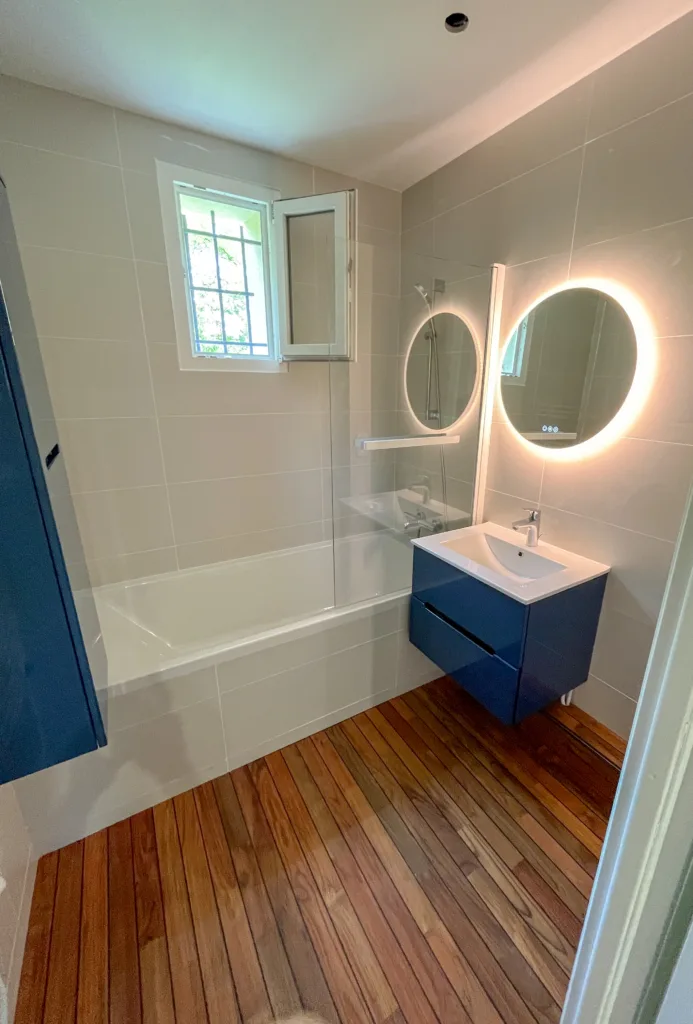 Réalisation par spécialiste salle de bain : parquet teck et baignoire à Chaponost (69).