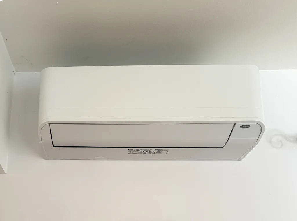 Split mural Altech installé avec précision dans une pièce de vie à Chaponost.