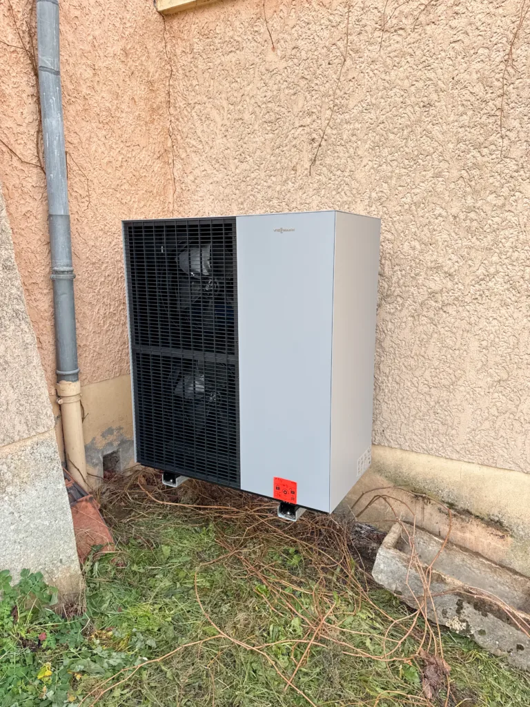 Unité extérieure silencieuse Viessmann installée en façade à Tassin-la-Demi-Lune.