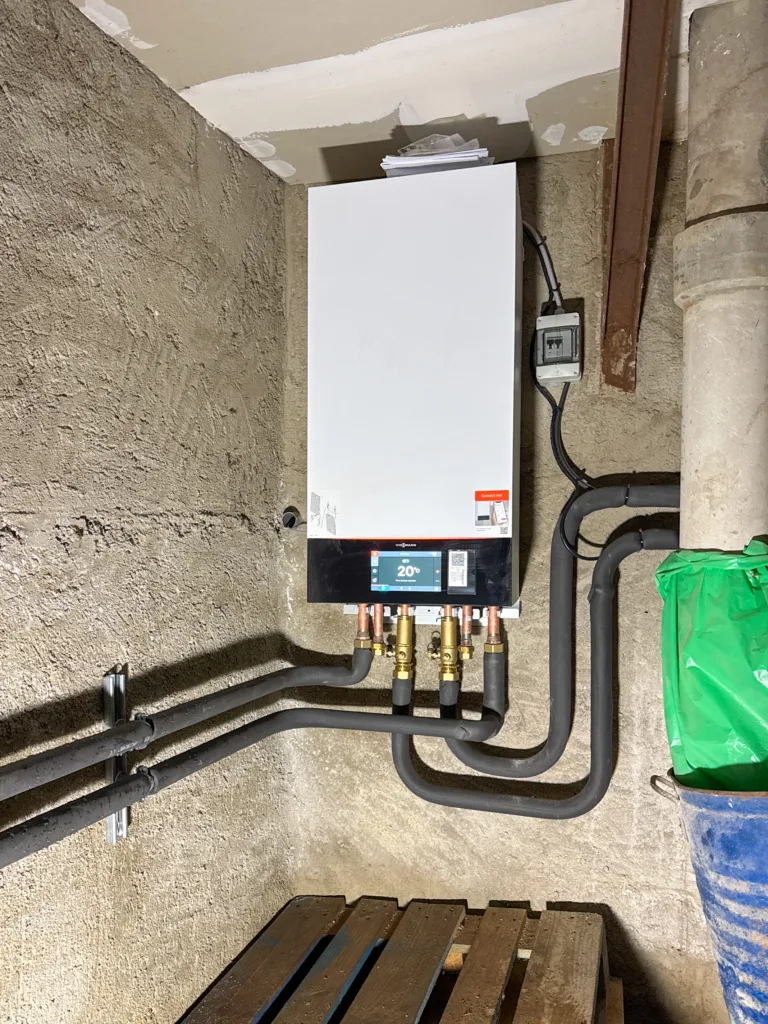 Unité intérieure Viessmann Vitocal 150-A avec raccordements hydrauliques à Tassin-la-Demi-Lune.