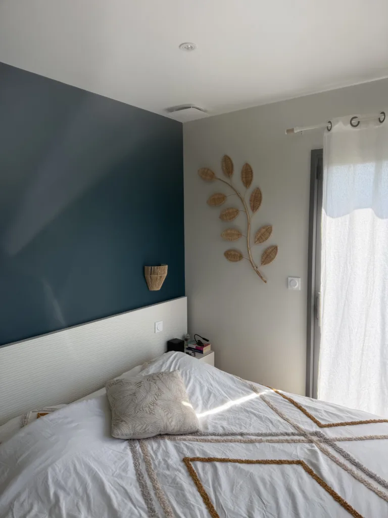 bouche de soufflage de climatisation gainable dans une chambre parentale