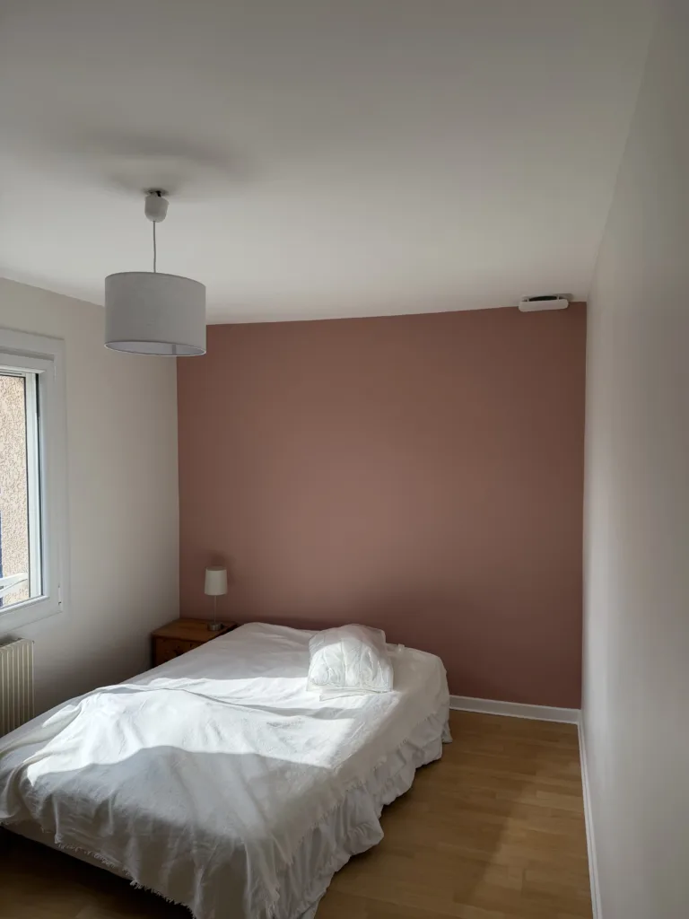 bouche de soufflage de climatisation gainable dans une chambre d'ami