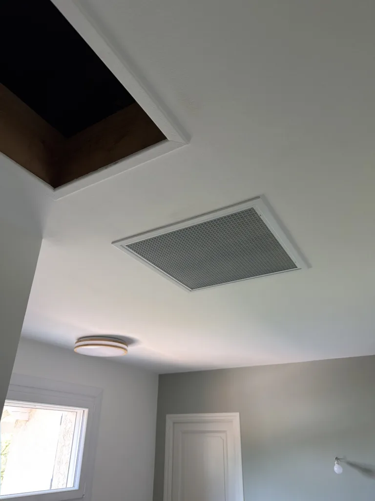 grille de reprise intérieure d'une climatisation gainable