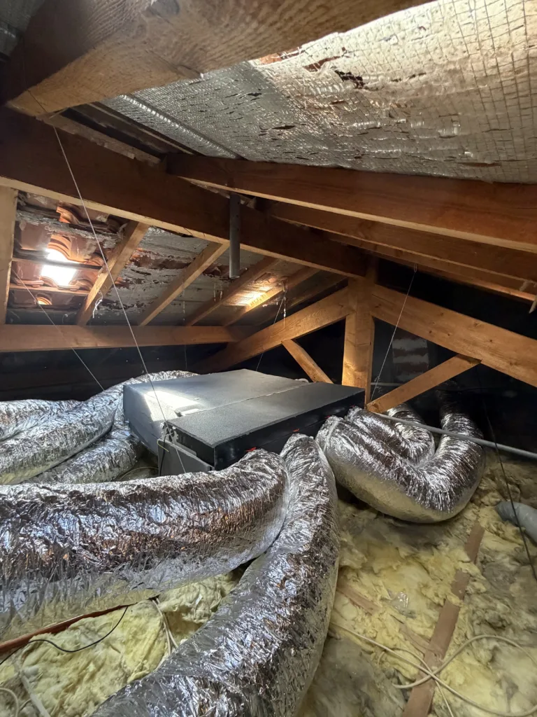 installation dans les combles d'une unité intérieure de climatisation gainable